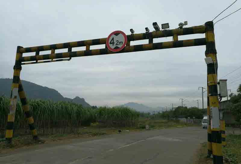 文山对开式限高架